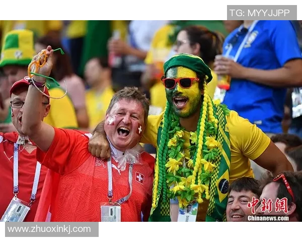 足球巨星惊喜现身引爆全场激情球迷热情高涨欢呼不断